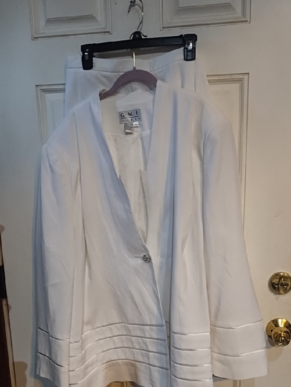 G.M.I. Woman White Women's Tailored Single-Button Blazer And Skirt